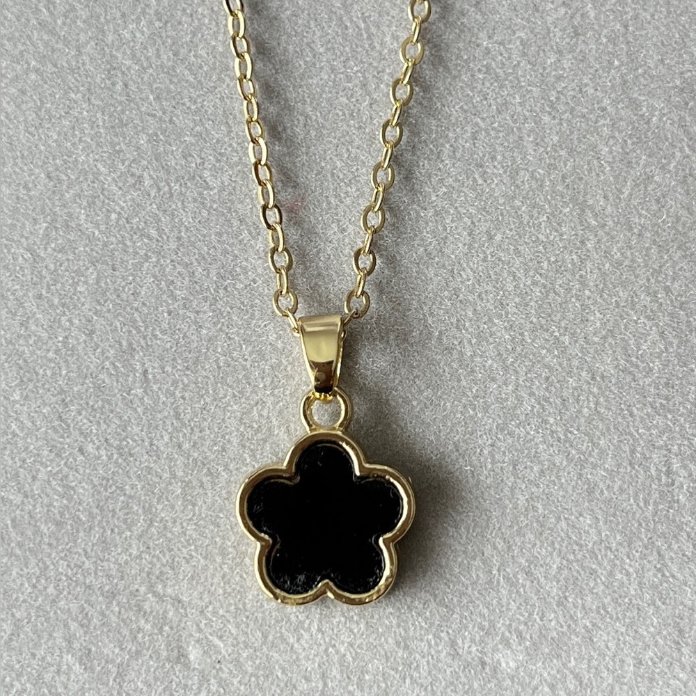 Chic Gold and Black Floral Pendant Necklace